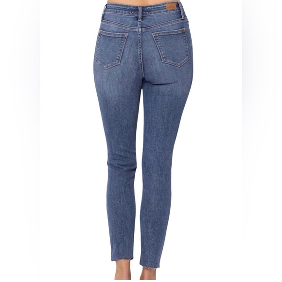 Judy Blue JB88259 Hi-Rise Relaxed Fit Skinny Jeans Raw Hem women’s size 28 - Picture 2 of 9